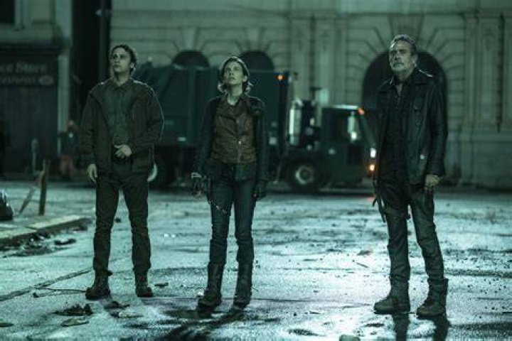 Can you import a save from Walking Dead Season 1 to Season 2?