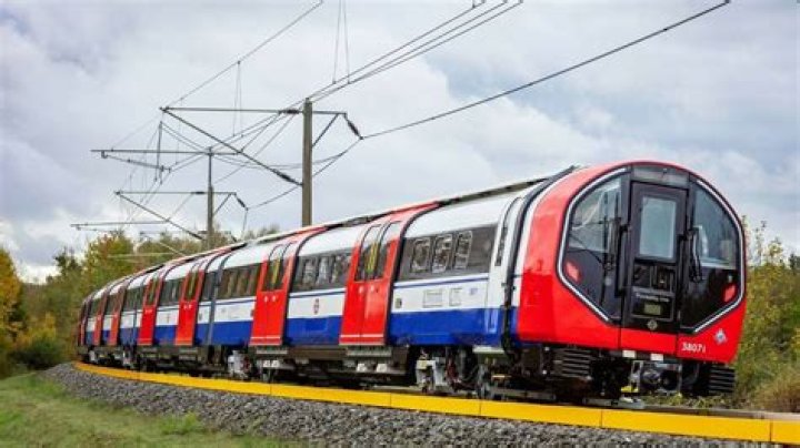 Do the trains in RDRII follow a specific schedule that I can use to plan a train robbery?