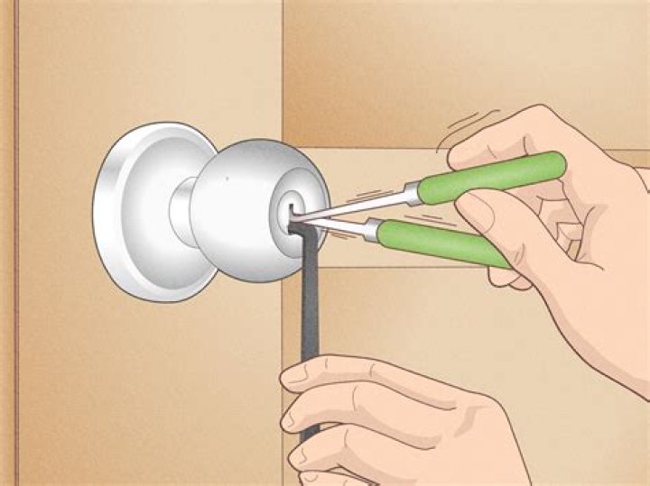 From which game is this image of picking a lock on a broken door?