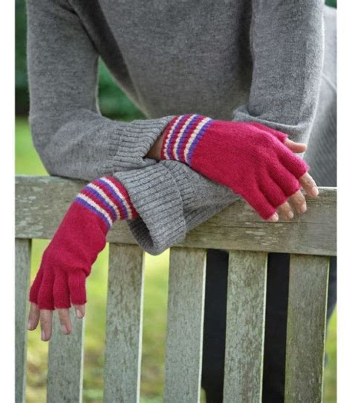 These enchanted gloves leave a pink mark on everything you touch. In quests, they will heal you continuously. Pink enchanted gloves