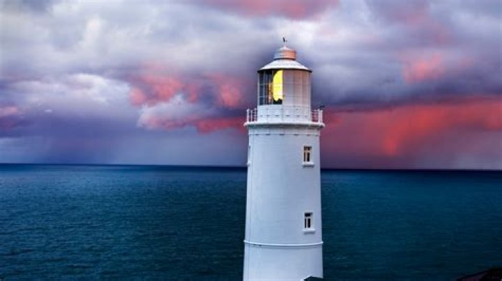 What's the goal in the lighthouse puzzle (and how to achieve it)?