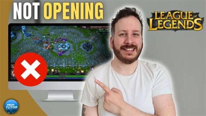 Why is my League of Legends client crashing and experiencing multiple bugs?